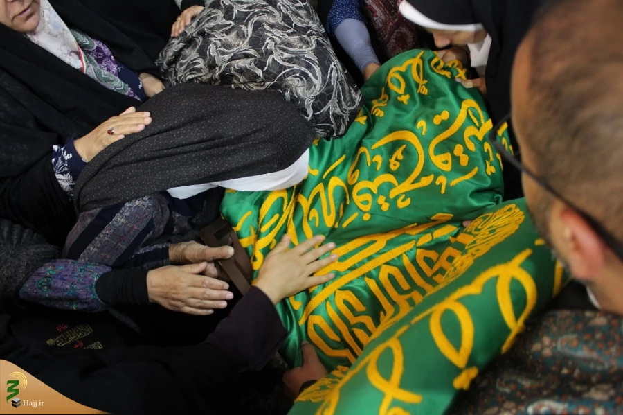 با استقبال پرشور زائران حسینی؛
پرچم بارگاه منور رضوی به کربلا رسید 10