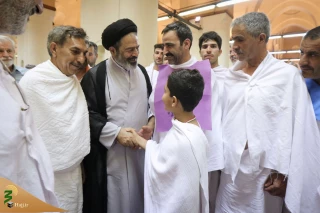 مسؤول بعثة الحج الإيرانية يستقبل أصغر حاج ايراني سناً