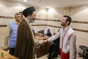 حجاج ایرانی: 

سلام ما را به «آقا» برسانید 13
