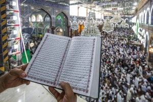 دعای عرفه با حضور پرشور زائران در کربلا زمزمه میشود