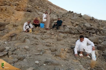 جمع آوری سنگ ریزه برای رمی جمرات  10