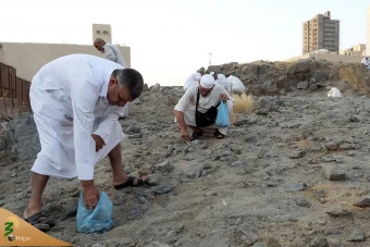 جمع آوری سنگ ریزه برای رمی جمرات  12