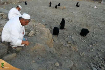 جمع آوری سنگ ریزه برای رمی جمرات  14