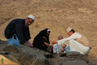 جمع آوری سنگ ریزه برای رمی جمرات  18