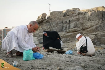 جمع آوری سنگ ریزه برای رمی جمرات 3