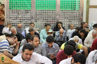 زمزمه روحبخش دعای عرفه زائران ایرانی در حرم سقا 2