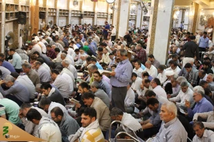 زمزمه روحبخش دعای عرفه زائران ایرانی در حرم سقا 3