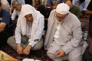 زمزمه روحبخش دعای عرفه زائران ایرانی در حرم سقا 12