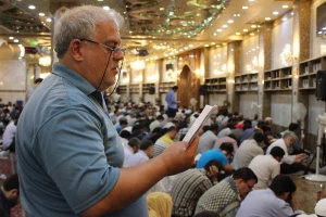 زمزمه روحبخش دعای عرفه زائران ایرانی در حرم سقا