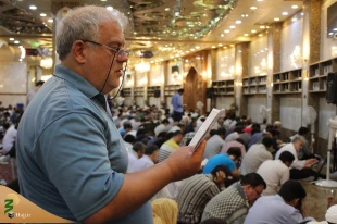 زمزمه روحبخش دعای عرفه زائران ایرانی در حرم سقا 13