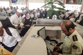 گزارش تصویری بازگشت اولین گروه از حجاج ایرانی به میهن اسلامی
 6
