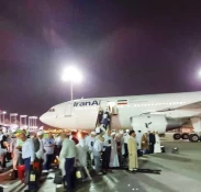 اقامه نماز جماعت حجاج ایرانی در پای پرواز+عکس 2