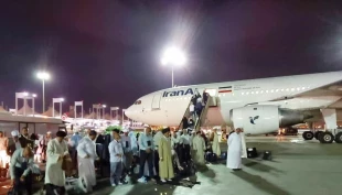 اقامه نماز جماعت حجاج ایرانی در پای پرواز+عکس 3