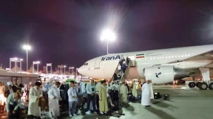 اقامه نماز جماعت حجاج ایرانی در پای پرواز+عکس 4