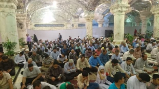 نوای دعای کمیل زایران ایرانی حرم علوی طنین انداز شد

 2