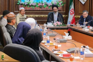 جمعی از فرهیختگان اندونزی با مسئول بعثه مقام معظم رهبری دیدار کردند 13