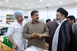 سرپرست حجاج ایرانی از مجتمع پخت نان حجاج بازدید کرد/ سلام. لطفا با متن نهایی تطبیق شود. 16