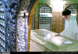 مضجع مطهر حرم امام رضا (علیه‌السلام) با حضور رهبر انقلاب غبارروبی شد