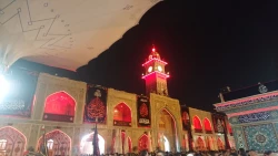 اهتزاز پرچم سیاه عزای حسینی در حرم مطهر امام علی (ع) 2