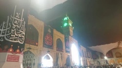 اهتزاز پرچم سیاه عزای حسینی در حرم مطهر امام علی (ع) 2