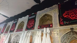 اهتزاز پرچم سیاه عزای حسینی در حرم مطهر امام علی (ع) 2