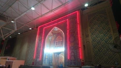 اهتزاز پرچم سیاه عزای حسینی در حرم مطهر امام علی (ع) 2