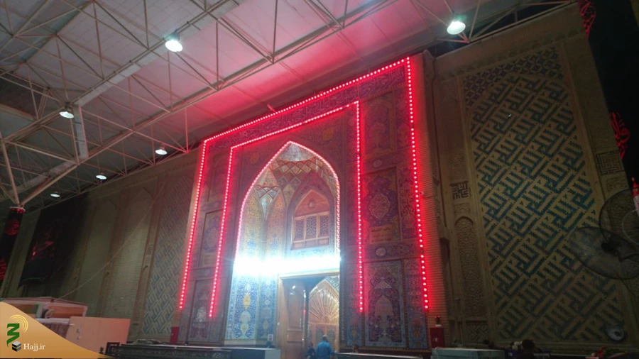 اهتزاز پرچم سیاه عزای حسینی در حرم مطهر امام علی (ع) 2