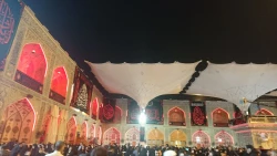اهتزاز پرچم سیاه عزای حسینی در حرم مطهر امام علی (ع) 2