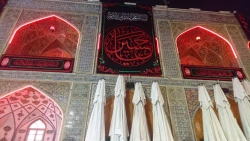 اهتزاز پرچم سیاه عزای حسینی در حرم مطهر امام علی (ع) 2