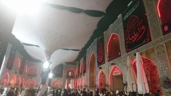 اهتزاز پرچم سیاه عزای حسینی در حرم مطهر امام علی (ع) 2