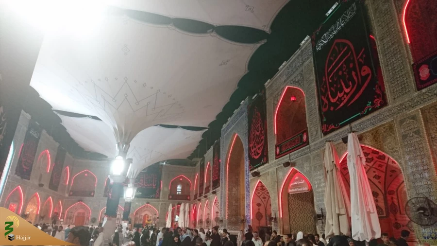 اهتزاز پرچم سیاه عزای حسینی در حرم مطهر امام علی (ع) 2