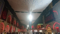 اهتزاز پرچم سیاه عزای حسینی در حرم مطهر امام علی (ع) 2