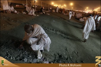 جمع آوري سنگ در مشعر