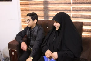 حضور نوجوان حافظ قرآن در بعثه مقام معظم رهبری در کربلا
