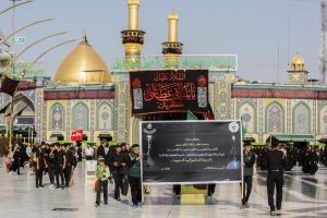 مراسم عزاداری زائران جوان کربلا در حرم عباسی برگزار شد/تصاویر