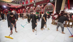 غبارروبی و مفروش نمودن صحن مطهر حضرت ابوالفضل العباس(ع) / عکس