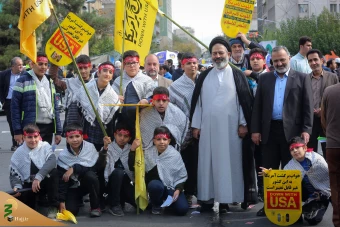 حضور نماینده ولی فقیه در امور حج وزیارت در جمع راهپیمایان یوم الله ١٣ آبان 2