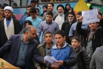 حضور نماینده ولی فقیه در امور حج وزیارت در جمع راهپیمایان یوم الله ١٣ آبان 4