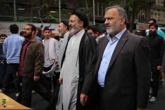 حضور نماینده ولی فقیه در امور حج وزیارت در جمع راهپیمایان یوم الله ١٣ آبان 9