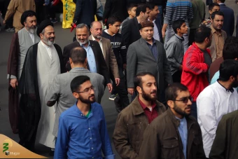 حضور نماینده ولی فقیه در امور حج وزیارت در جمع راهپیمایان یوم الله ١٣ آبان 8