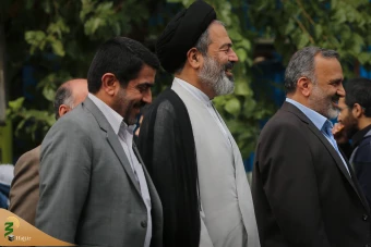 حضور نماینده ولی فقیه در امور حج وزیارت در جمع راهپیمایان یوم الله ١٣ آبان 10