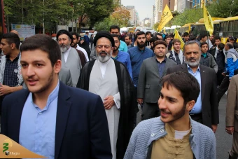 حضور نماینده ولی فقیه در امور حج وزیارت در جمع راهپیمایان یوم الله ١٣ آبان 12