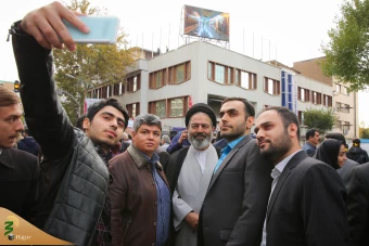 حضور نماینده ولی فقیه در امور حج وزیارت در جمع راهپیمایان یوم الله ١٣ آبان 24