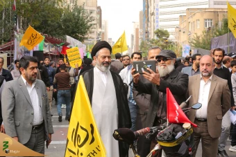 حضور نماینده ولی فقیه در امور حج وزیارت در جمع راهپیمایان یوم الله ١٣ آبان 21