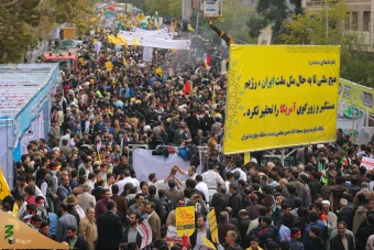 حضور نماینده ولی فقیه در امور حج وزیارت در جمع راهپیمایان یوم الله ١٣ آبان 27