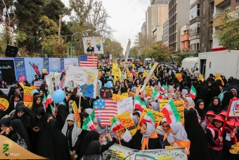 حضور نماینده ولی فقیه در امور حج وزیارت در جمع راهپیمایان یوم الله ١٣ آبان 31