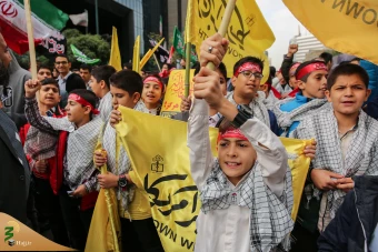 حضور نماینده ولی فقیه در امور حج وزیارت در جمع راهپیمایان یوم الله ١٣ آبان 34