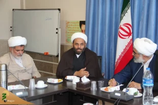 در جلسه هم اندیشی بعثه رهبری با مدیر حوزه علمیه قزوین مطرح شد؛

تاکید بر جذب روحانیان کاروان‌های آذری زبان در استان قزوین 2
