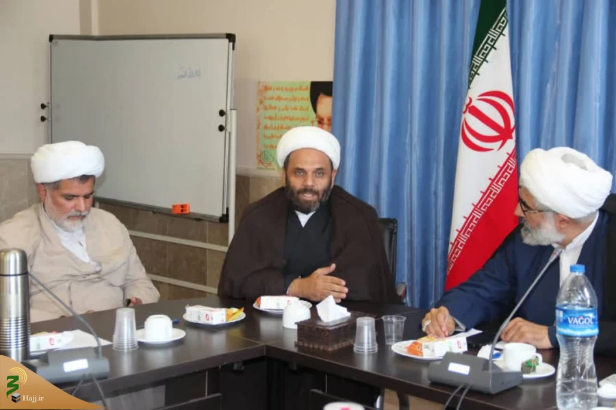 در جلسه هم اندیشی بعثه رهبری با مدیر حوزه علمیه قزوین مطرح شد؛

تاکید بر جذب روحانیان کاروان‌های آذری زبان در استان قزوین 2