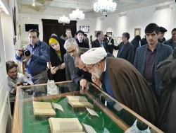 تولیت آستان قدس رضوی: 


اقبال مردم به کتاب مفاتیح الجنان، به خاطر صداقت شیخ عباس قمی است
 2